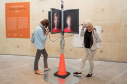 twee vrouwen bij luisterpaal tentoonstelling Mijn geZicht Oogfonds