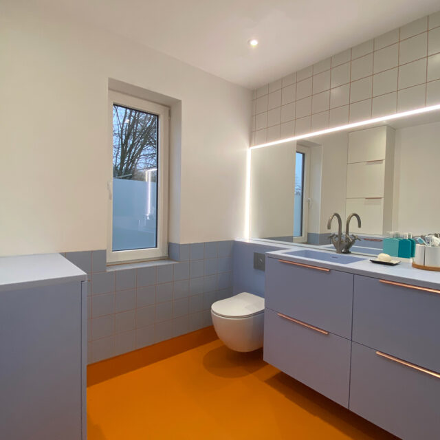 kleurrijke badkamer, oranje en lila-blauw in Arnhem