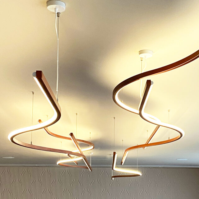 Lichtobject Groot Warnsborn, een bijzondere plafondlamp uit 6 delen van 5 meter