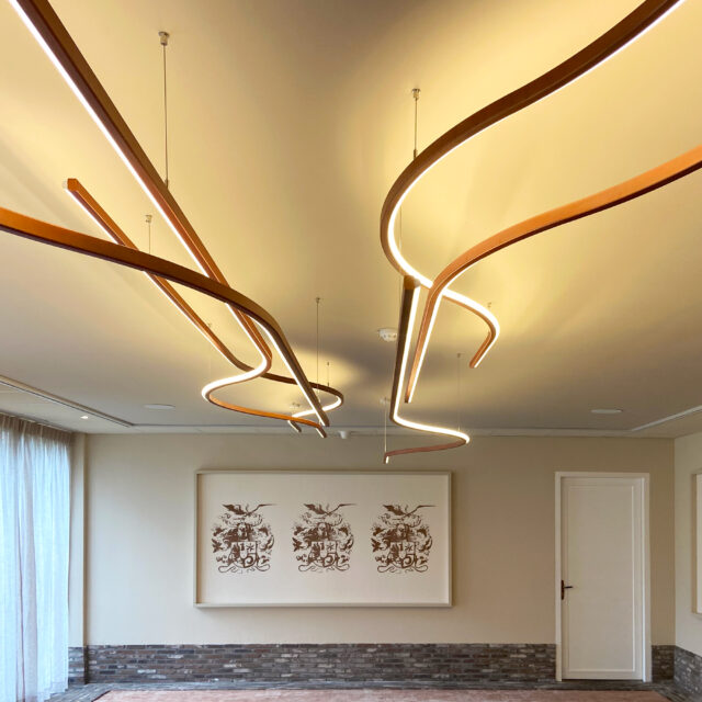Lichtplan met lichtobject en vilten wandpaneel in vergaderruimte Groot Warnsborn